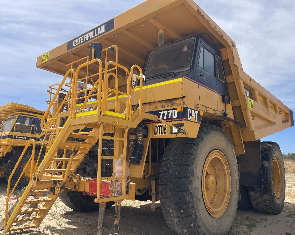 <p>1999 Caterpillar 777D Dump Truck</p>