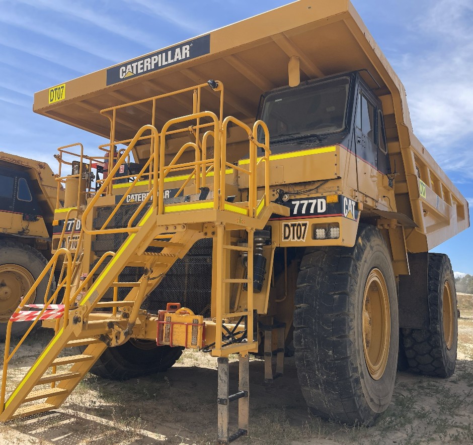 <p>1999 Caterpillar 777D Dump Truck</p>