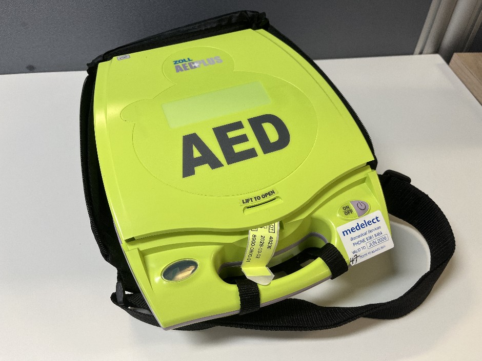 <p>ZOLL AED PLUS Defibrillator</p>