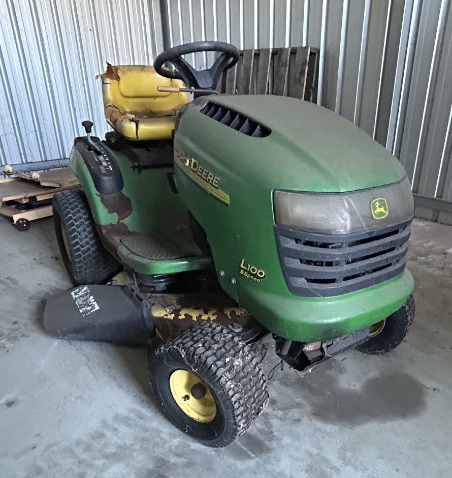 <p>John Deere L100 Ride On Mower</p>