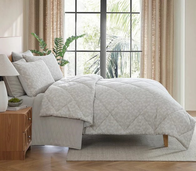 JENNIFER ADAMS Comforter Blanket, King. N.B: Pillowcases are not included.
