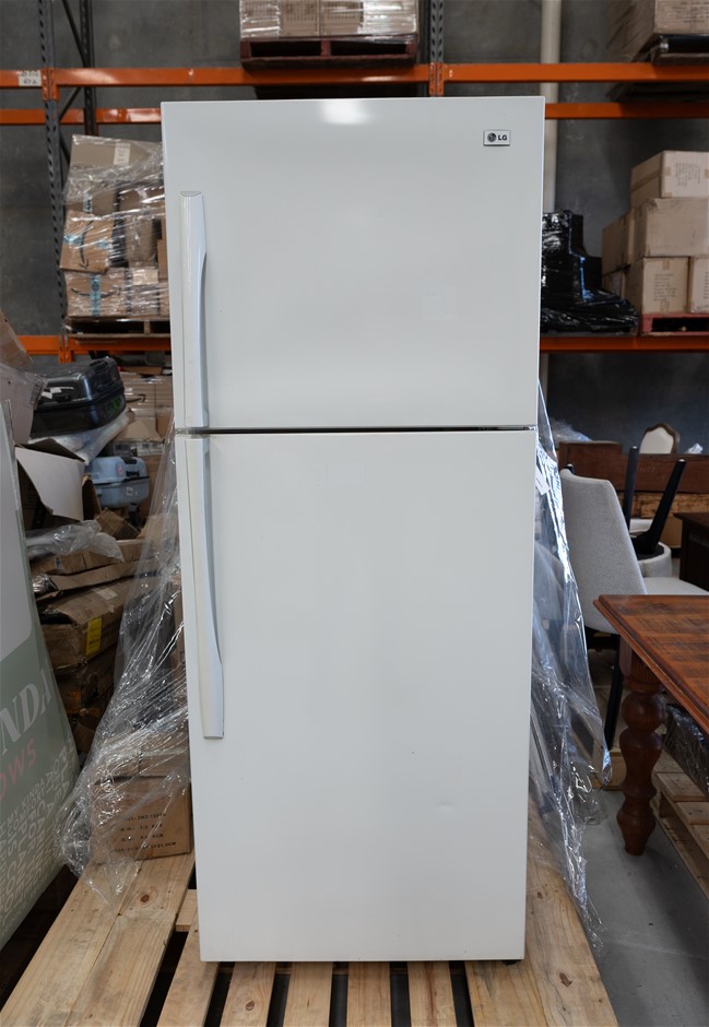 LG 422³m Refrigerator w/ Top Freezer. N.B: Used.