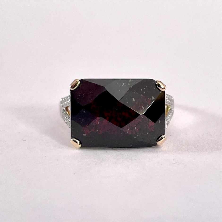 Yellow Gold Natural Garnet & Diamond Ring with IGI valuation
