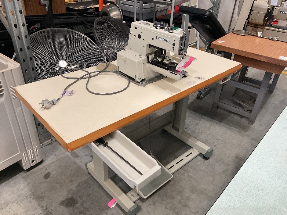 <p>Typical GT660-01 Industrial Button Hole Machine</p>