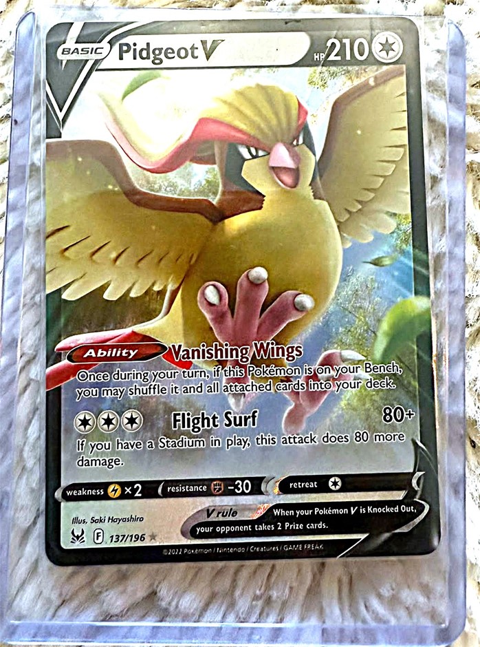 English Pidgeot V 137/196 Ultra Rare Lost Origin Pokémon Card.