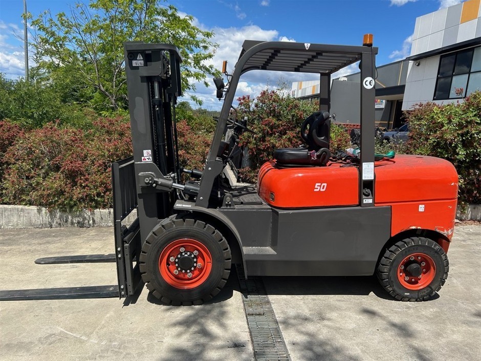 <p>5 Tonne Diesel Forklift - As New Container Mask</p>