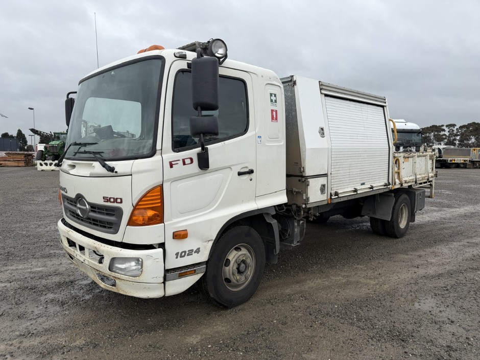 <p>2010 Hino FD 500 4x2 Service Truck</p>
