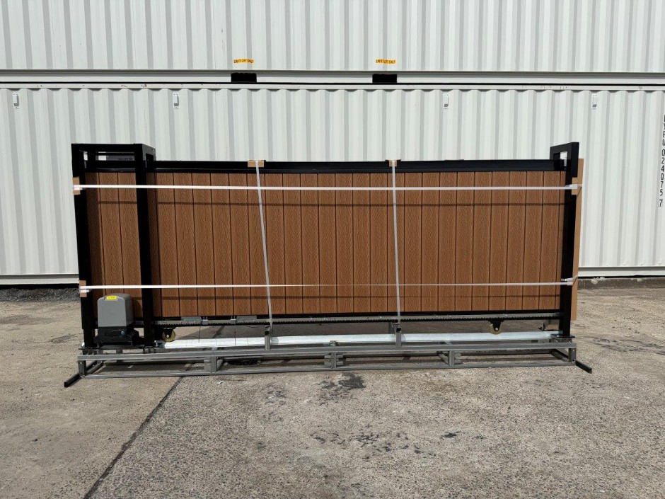 <p>1 x 4M Oak Look Electric Sliding gate</p>