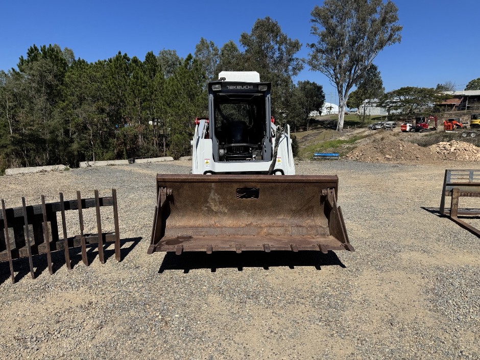 <p>2009 Model High Flow Hydraulics Tilting Bucket with stick rake and Palle