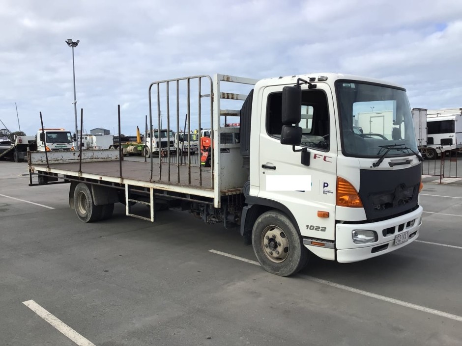 <p>2015 Hino FC   4x2 Tray Truck</p>