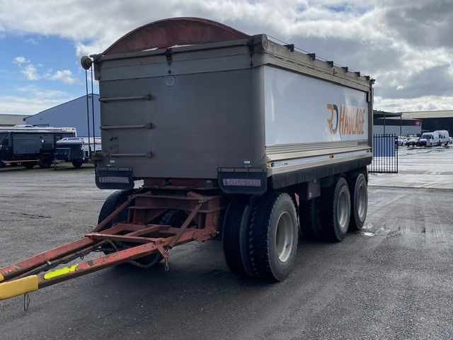 <p>2002 Hamlex White D3 Super Dog Trailer</p>