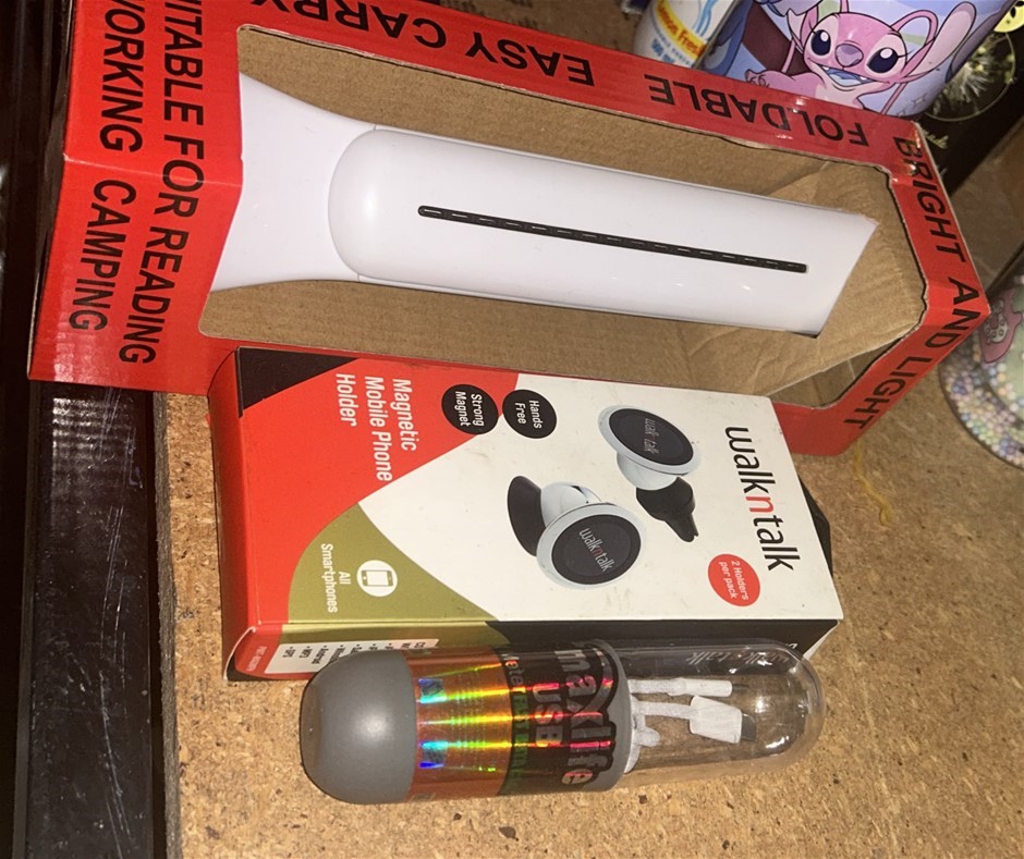 3x Assorted Items (1x Magnetic Phone Holder, 1x USB, 1x Desk Light)