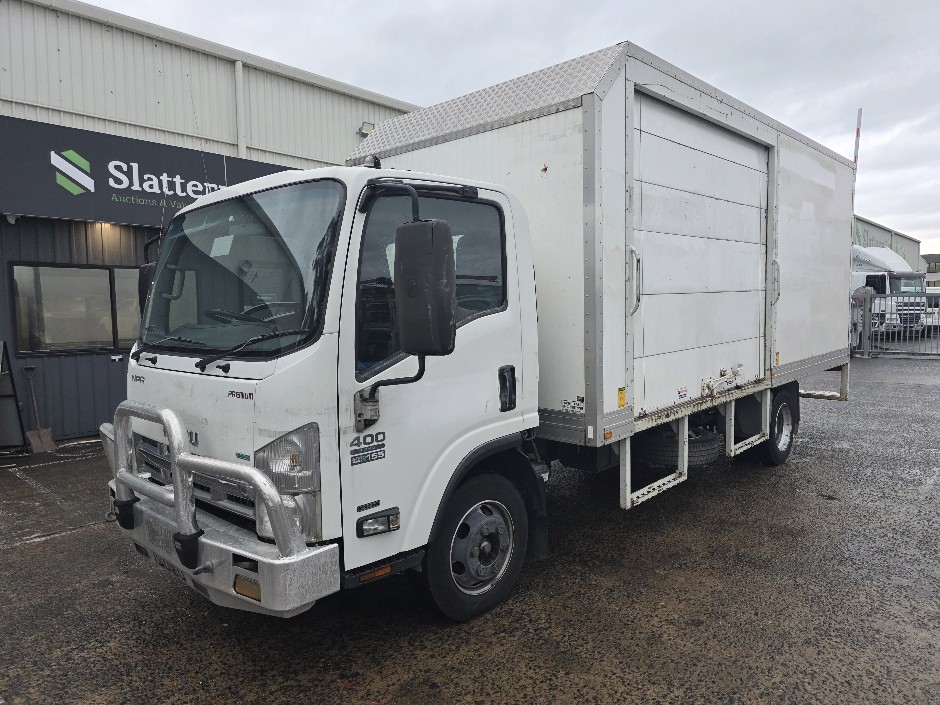 <p>2015 Isuzu NPR400 Long  4x2 Pantech</p>