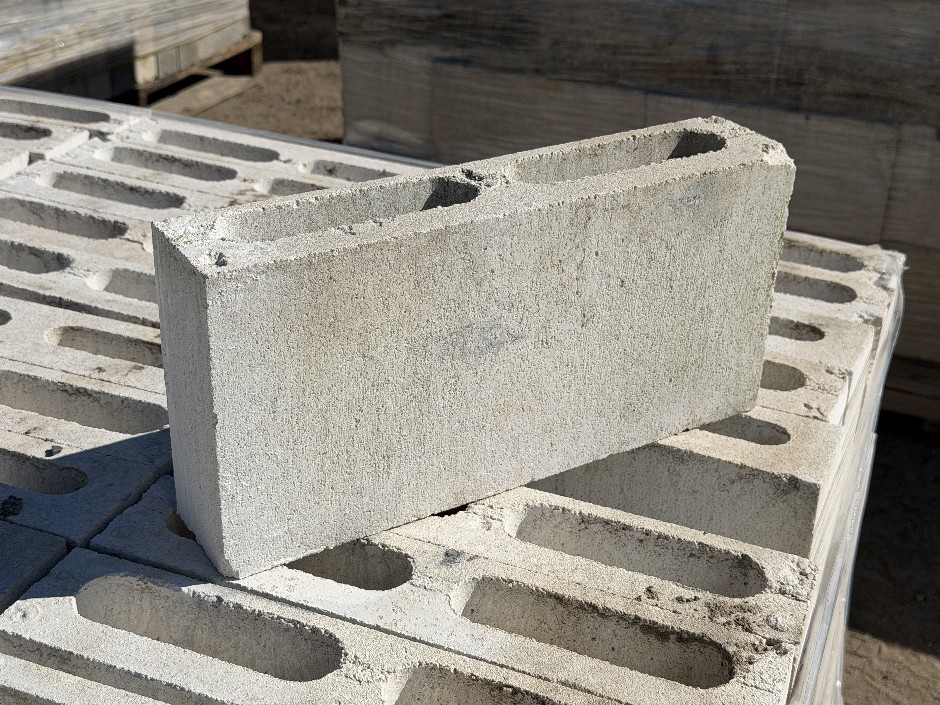 <p>Concrete Building Blocks - Code 10.01 White with Smooth Face 90mm x 390m