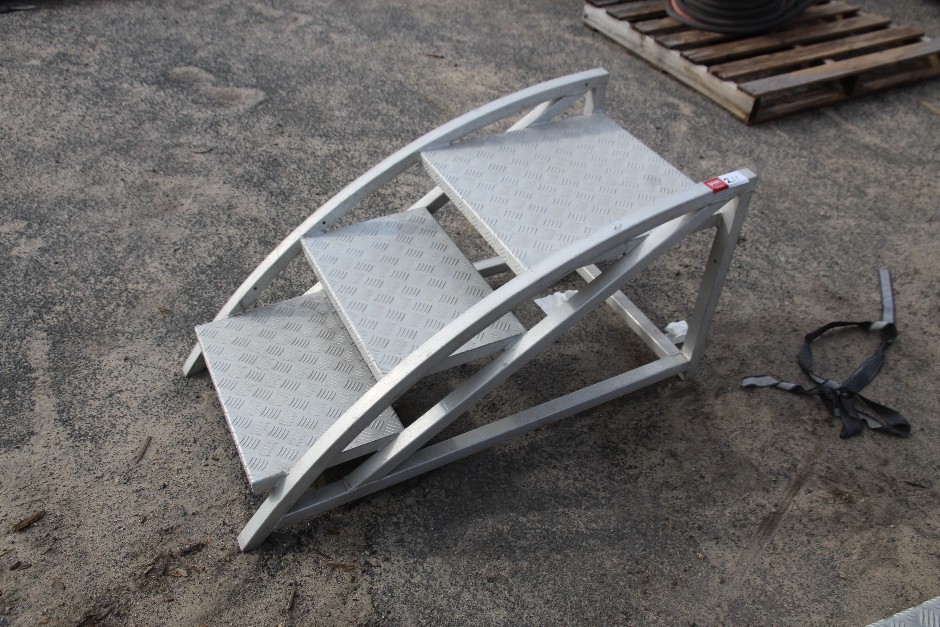 <p>Alloy Access Step (Sticker 211)</p>