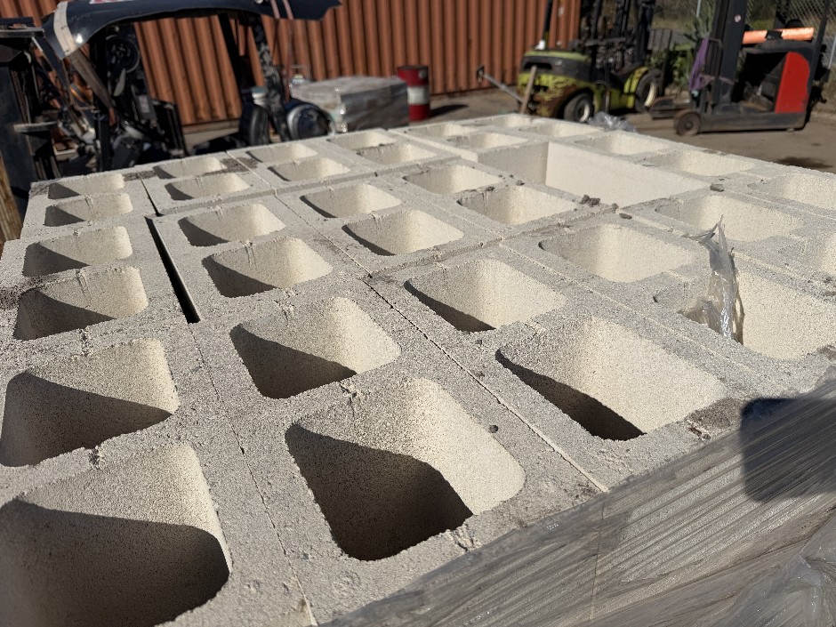 <p>Concrete Building Blocks - Code 20.01 White with Smooth Face 190mm x 390