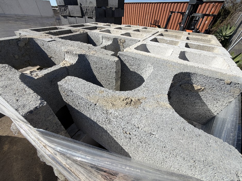 <p>Concrete Building Blocks - Code 20.01 White with Smooth Face 190mm x 390
