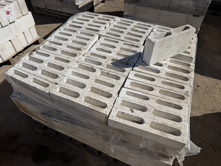 <p>Concrete Building Blocks - Code 10.01 White with Smooth Face 90mm x 390m