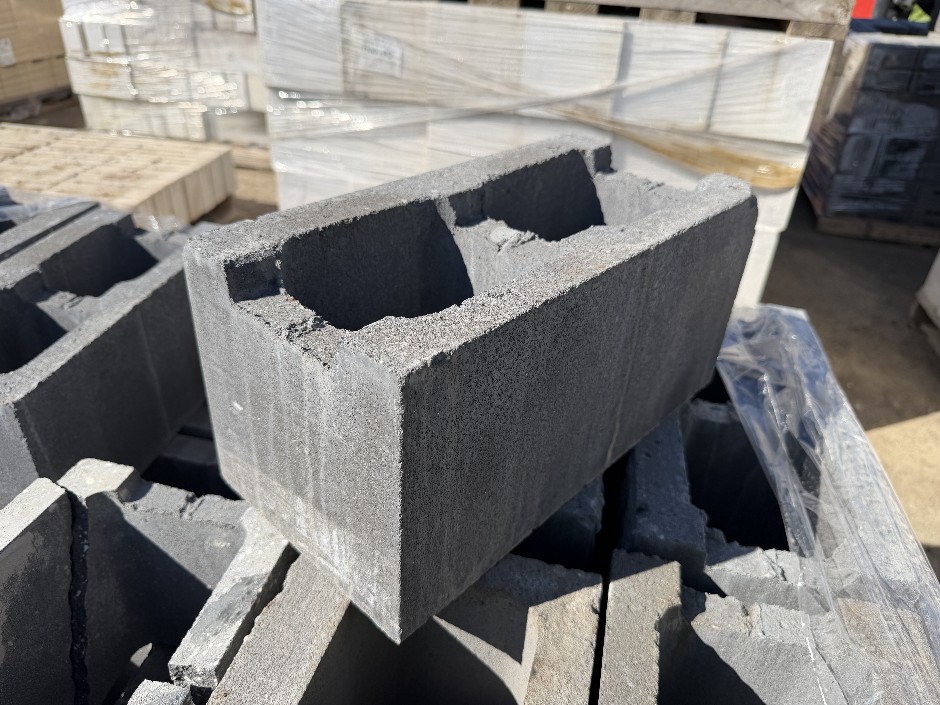 Concrete Building Blocks - Code 20.421 Black with Rock Face 190mm x 390m