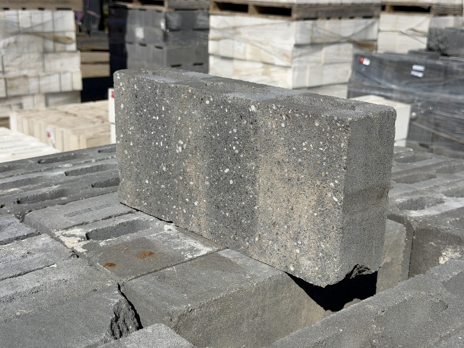 <p>Concrete Building Blocks - Code 10.01 Black with Polish Face 90mm x 390m