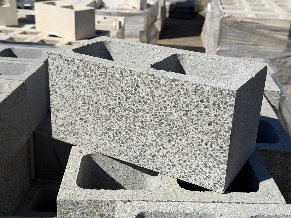 <p>Concrete Building Blocks - Code 20.01 Grey with Smooth Face 190mm x 390m