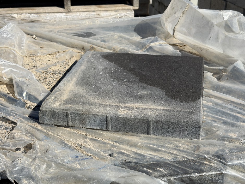 <p>Concrete Capper and Pavers Blocks</p>