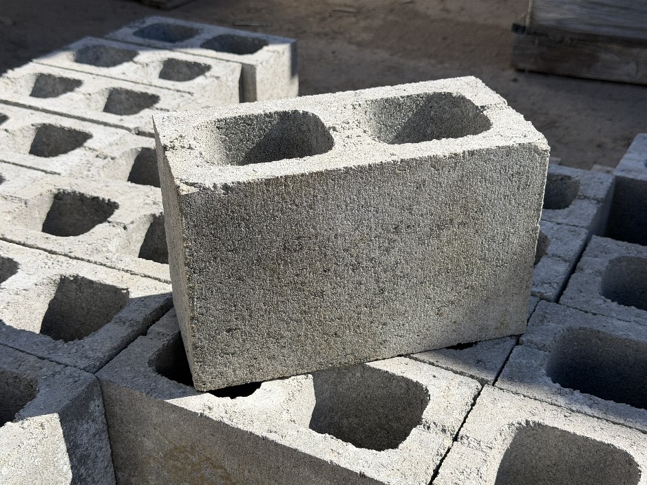<p>Concrete Building Blocks - Code 15.02 Grey with Smooth Face 140mm x 390m