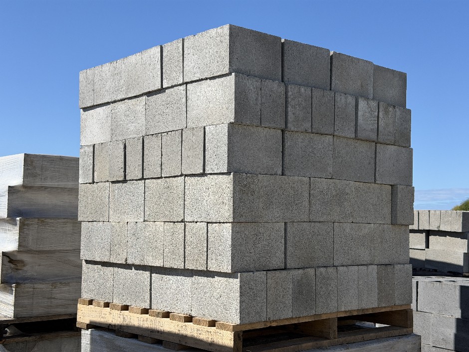 <p>Concrete Building Blocks - Code 15.02 Grey with Smooth Face 140mm x 390m
