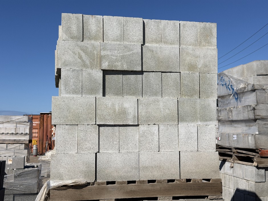 <p>Concrete Building Blocks - Code 15.02 Grey with Smooth Face 140mm x 390m