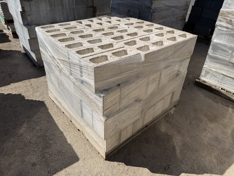 <p>Concrete Building Blocks - Code 15.01 White with Rock Face 140mm x 390mm