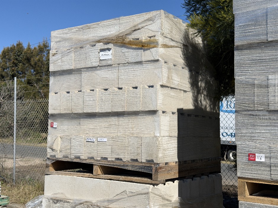 Concrete Building Blocks - Code 15.421 White with Smooth Face 140mm x 39