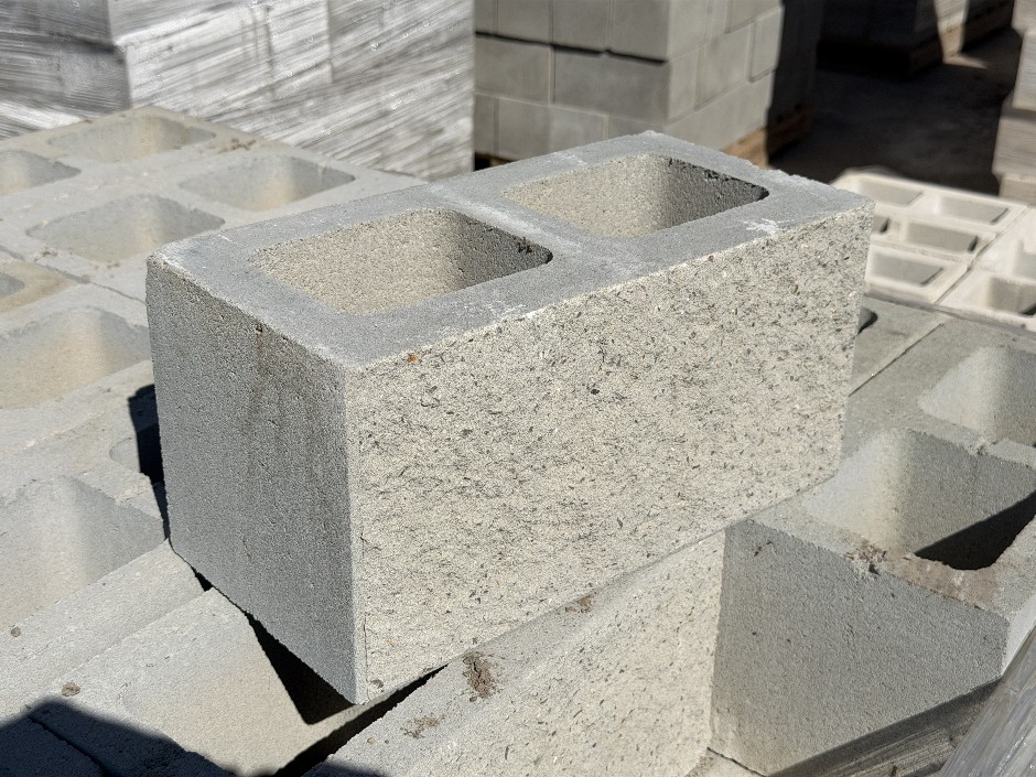 <p>Concrete Building Blocks - Code 20.01 Grey with Rock Face 190mm x 390mm 