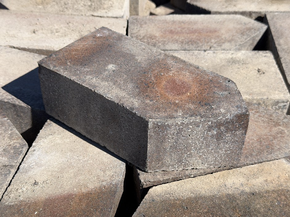 <p>Dry Press Solid Angle Face House Bricks - Brown 110mm x 235mm x 75mm 850