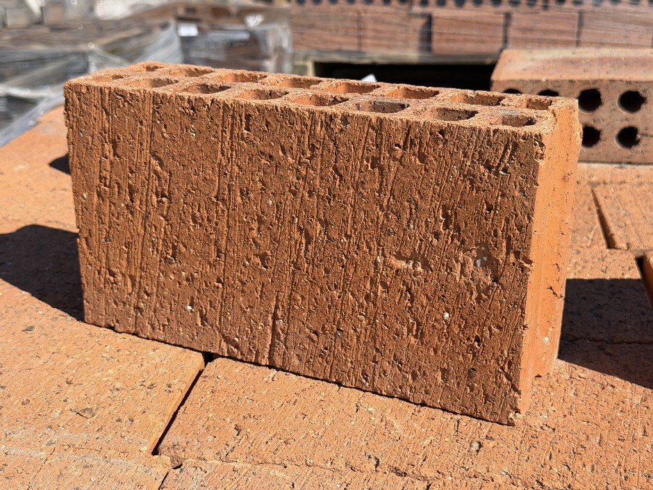 <p>Extruded House Bricks - 90mm x 290mm x 170mm(H) 250 Bricks, 2 Pallets</p