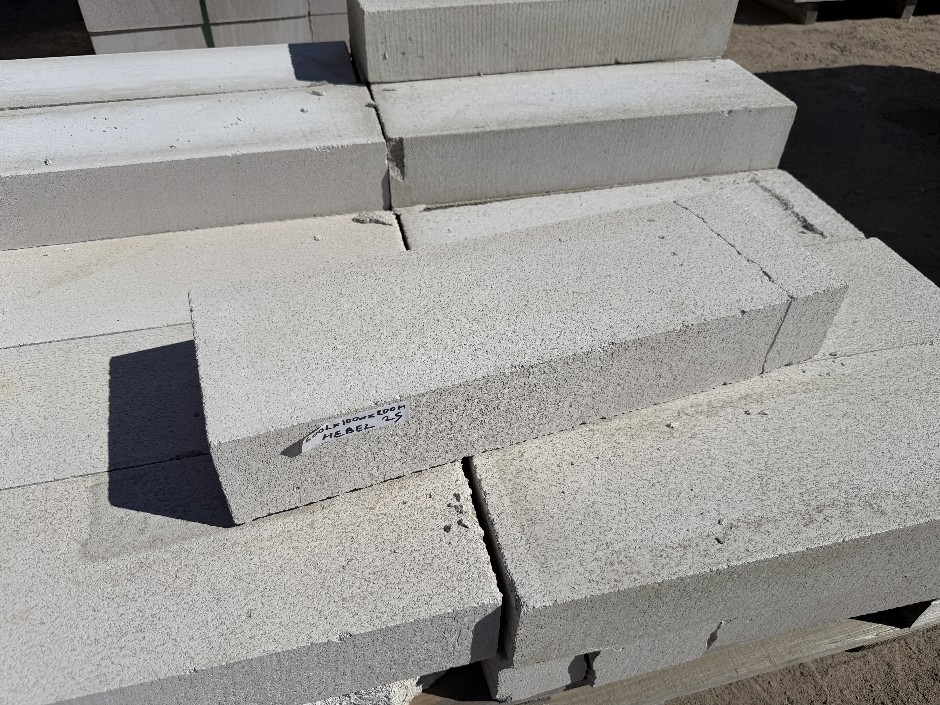 <p>Hebel Building Blocks - White Smooth Face 600mm x 100mm x 200mm 25 Block