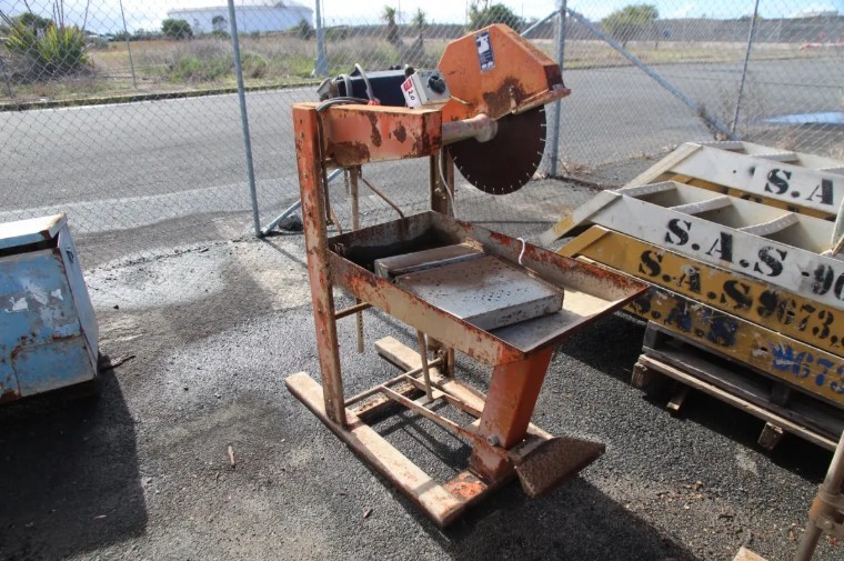 <p>Norton Clipper HD502 Mansory Brick Saw with Stand</p>