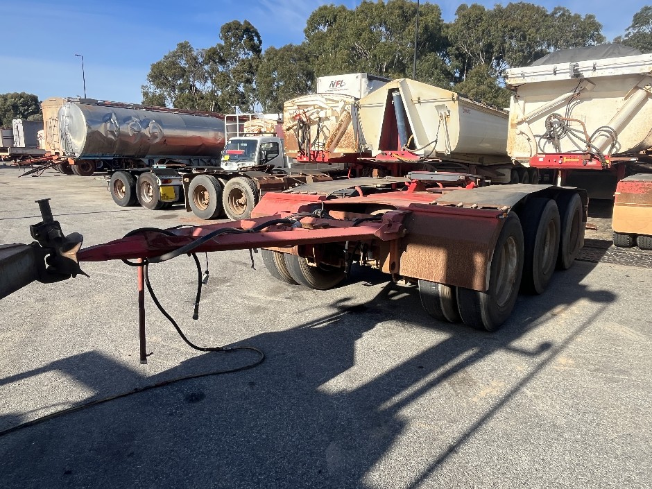 <p>2007 Howard Porter DOL200 Tri-Axle Dolly</p>