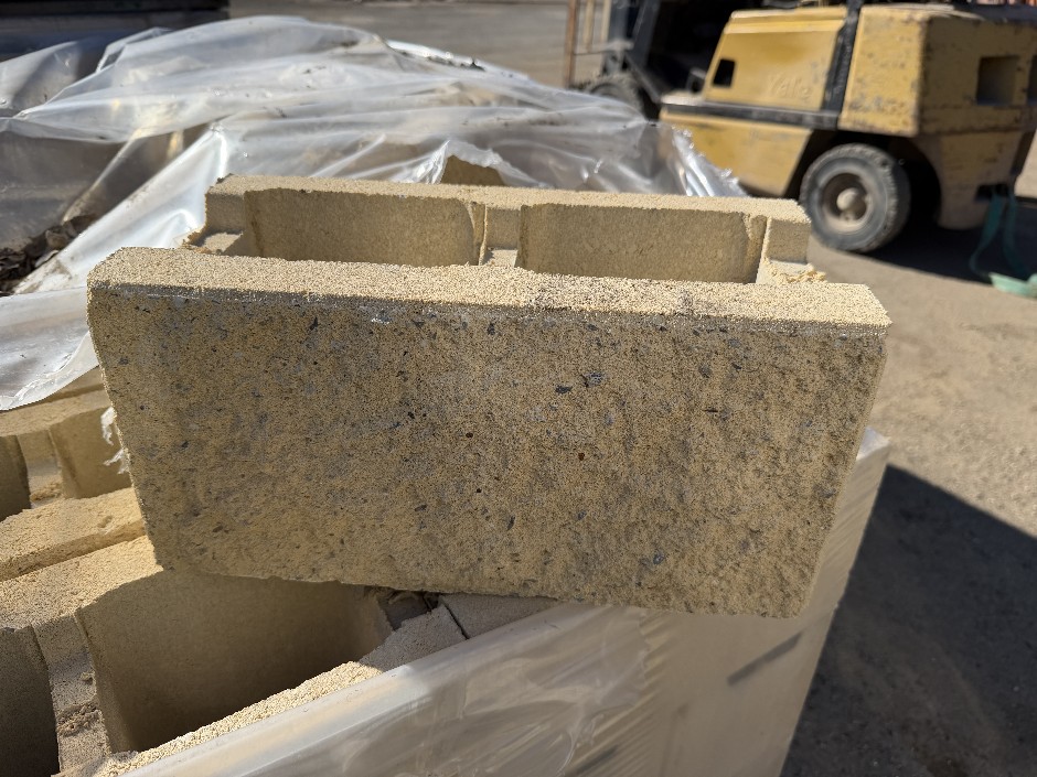 <p>Concrete Building Blocks - Code 20.421 Cream with Rock Face 190mm x 390m