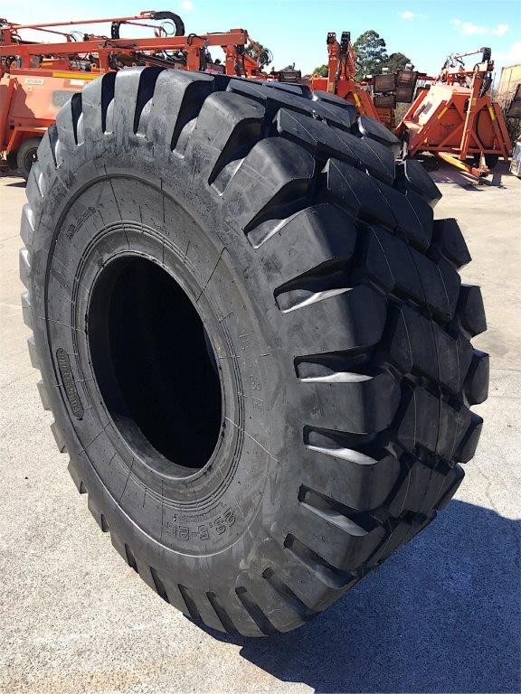 Quantity of 1 23.5-25 Earthmoving Tyre(Unused)