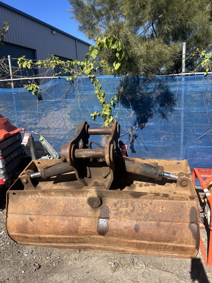 <p>Excavator Hydraulic Tilt Mud Bucket 1500MM ** Grafton NSW**</p>