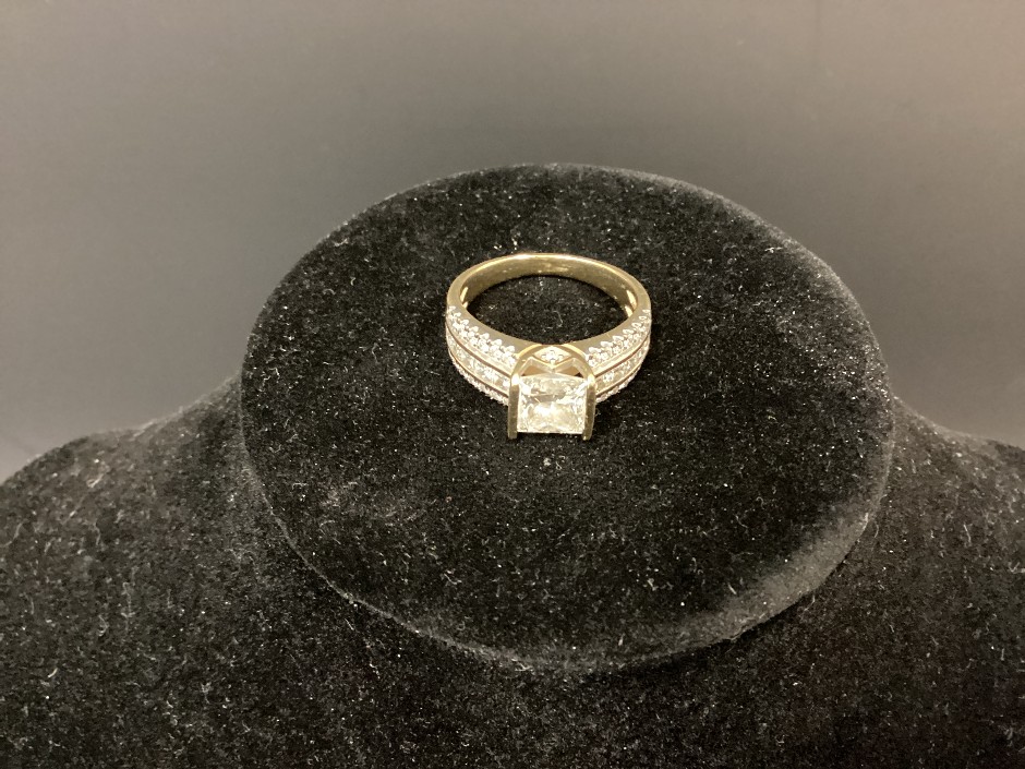 1 X Stamped 9k Yellow Gold, Lab Grown Diamond  (LGD) Cluster Ring