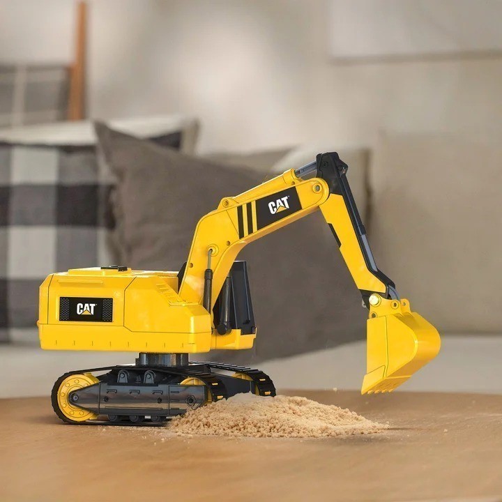 CAT Massive Mover RC Steel Excavator. N.B: Damaged packaging & condition un