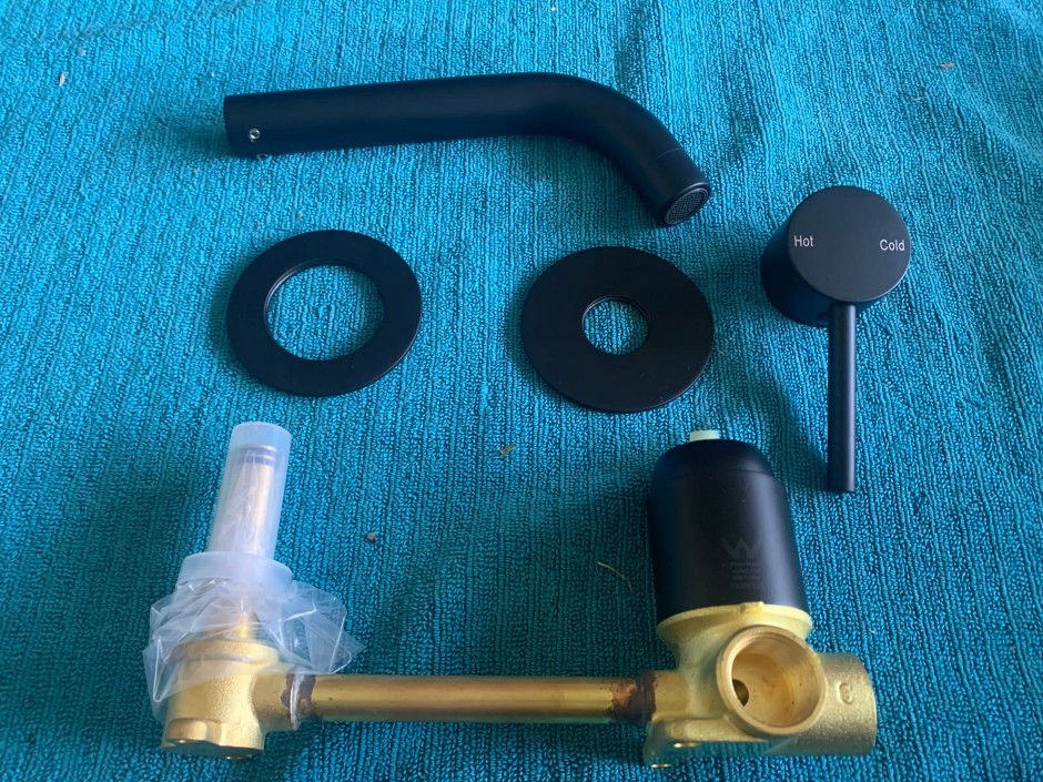 <p>1 x Multitude Spout and Mixer Combination, Matte Black (Unused)</p>