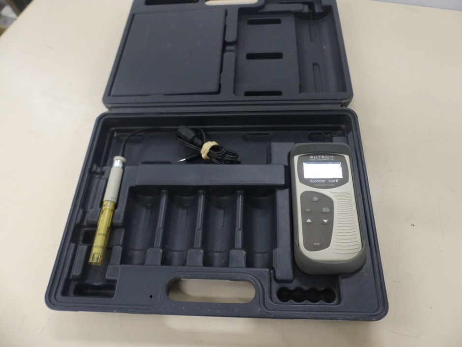 <p>Conductivity meter portable with probe and case</p>