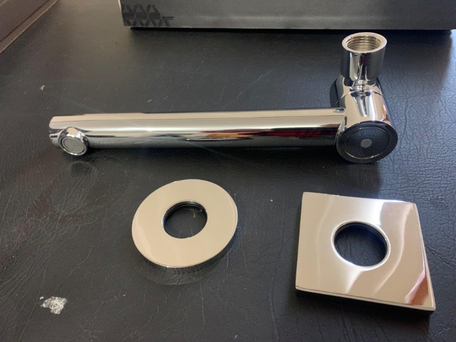 <p>2 x Multitude Swivel Bath Spouts, Chrome Finish (Unused)</p>