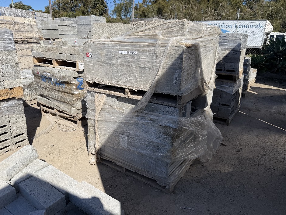 <p>Concrete Building Blocks - Code 15.02 Grey with Smooth Face 140mm x 390m
