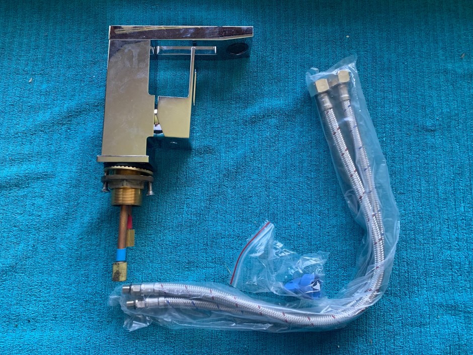 1 x Simply Inspiring Basin Swivel Mixing Tap (Unused)