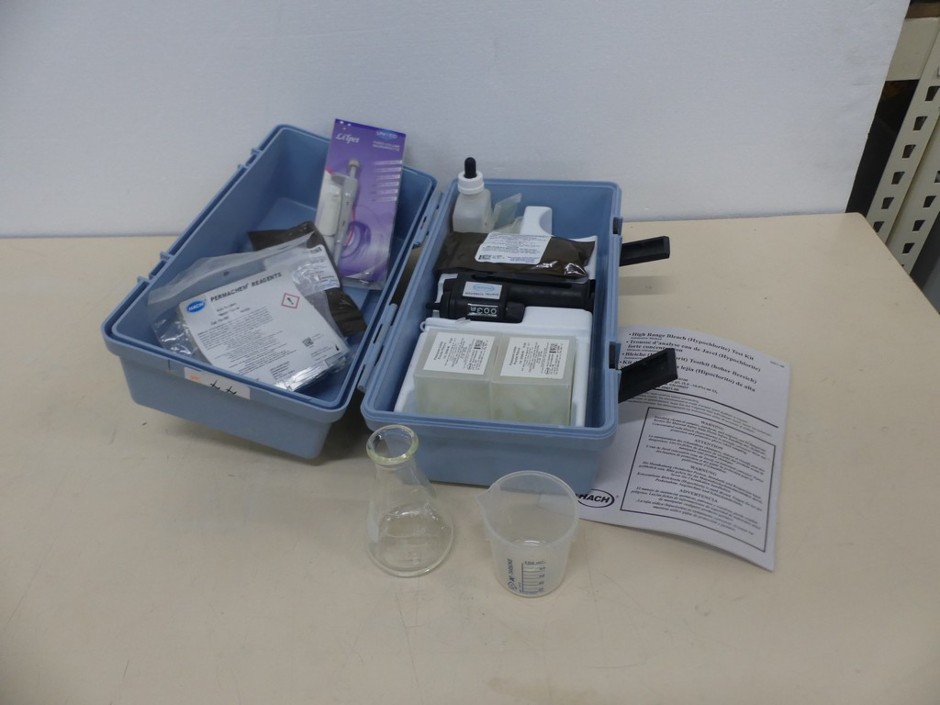 Hypochlorite (bleach) portable test kit with reagents