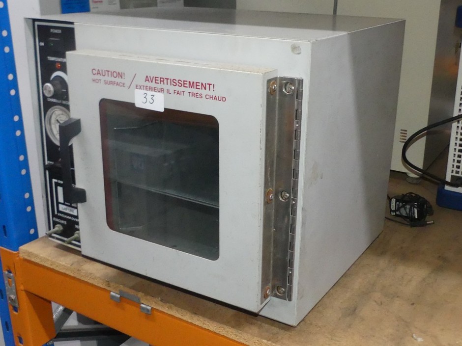 Vacuum oven 15 litre capacity with single shelf, venting valve & gauge</