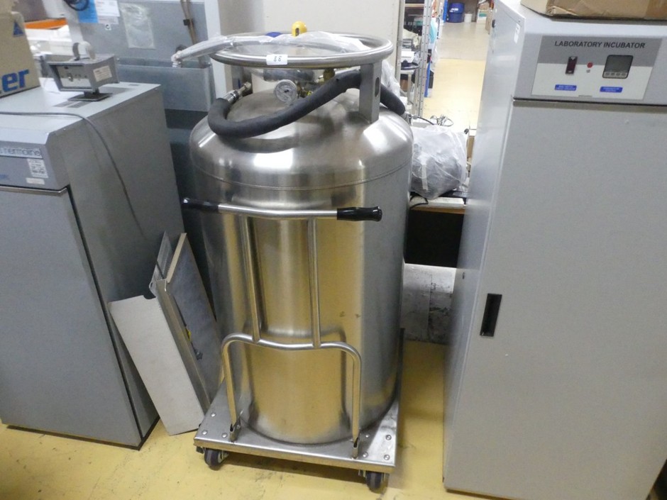 <p>Liquid Nitrogen Pressurised S/S Storage Tank 240L with Fill/Supply Hoses